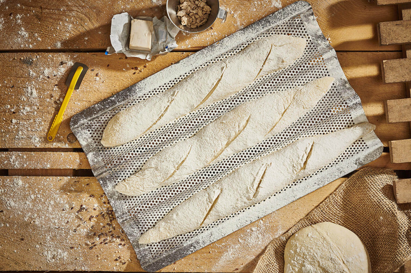 De Buyer geperforeerde roestvrijstalen bakplaat voor 3 stokbroden