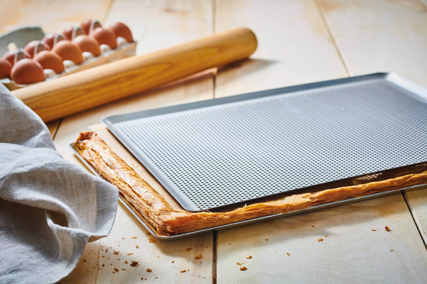 Tabuleiro de aço inoxidável microperfurado 40x30cm De Buyer com rebordos apertados