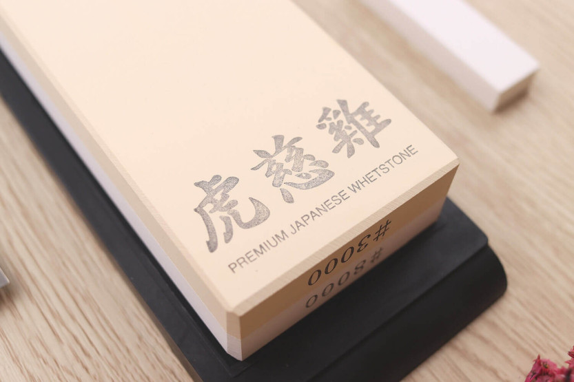 Japanse dubbelzijdige keramische slijpsteen 3000/8000 Wusaki van Suehiro