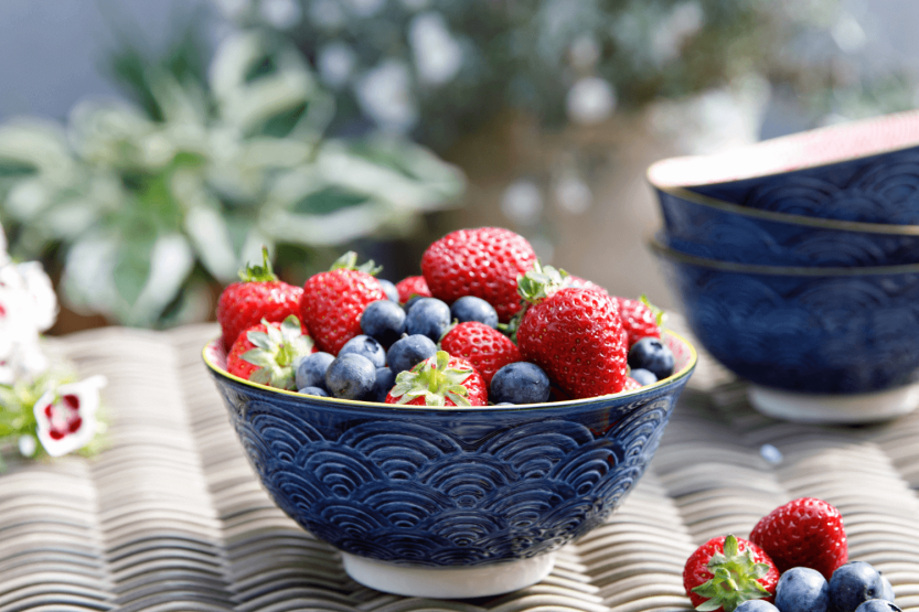 Schüssel aus glasiertem Steinzeug KitchenCraft Bogenmotiv blau und rot