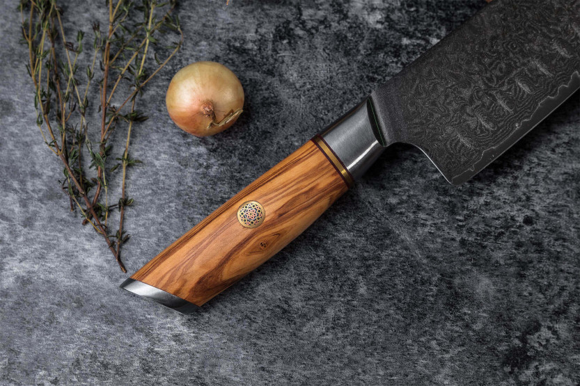 Fukito Olive Damascus 14Cr 18 cm santokukniv med grantonskær
