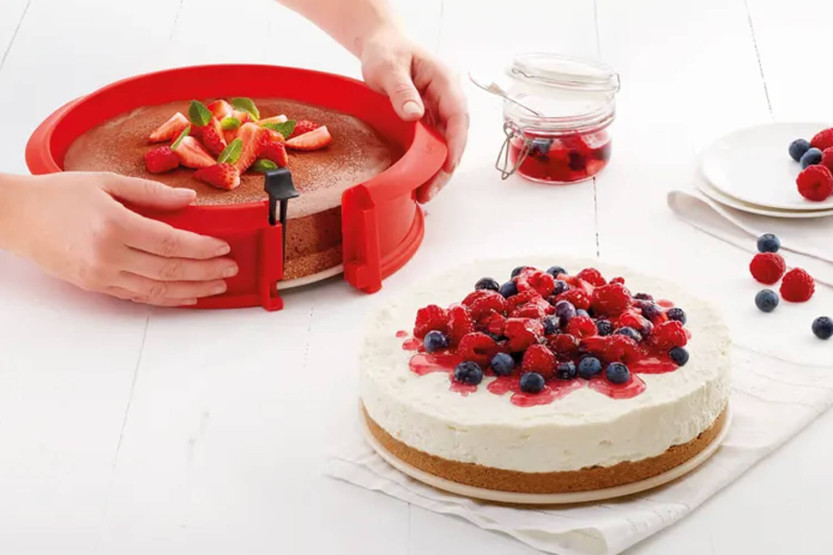 Molde extraíble de silicona roja Lékué de 23 cm + plato de cerámica
