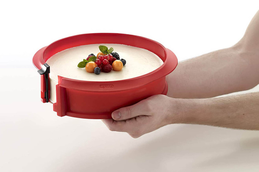 Aftagelig Lékué 23 cm rød silikoneform + keramisk plade