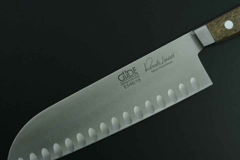 Faca santoku Güde Alpha Chêne 18cm em aço forjado com furos
