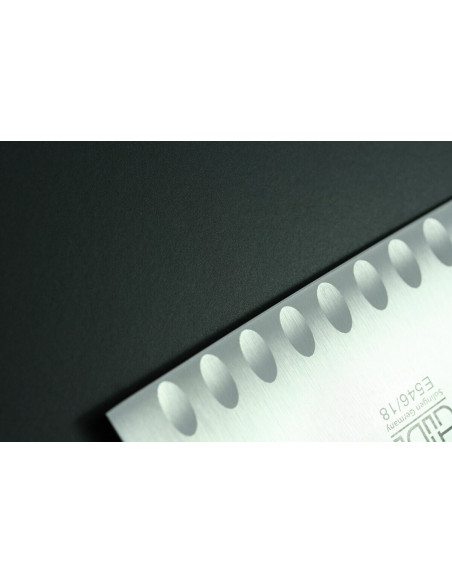 Faca santoku Güde Alpha Chêne 18cm em aço forjado com furos