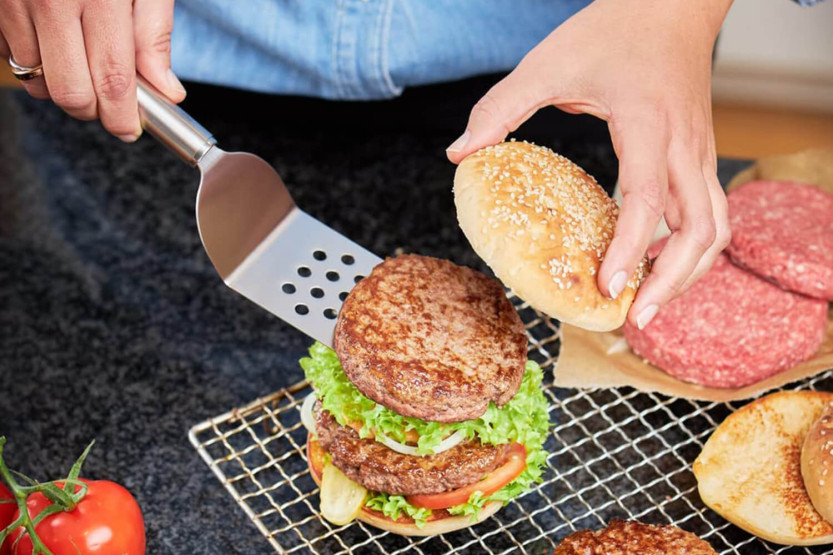 Rösle schuine hamburger spatel van 18/10 roestvrij staal