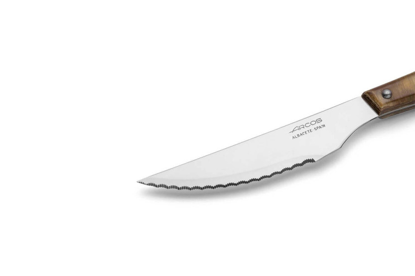 Cuchillo chuletero Arcos con mango de madera comprimida y hoja dentada de 11 cm de ancho