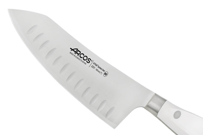 Coltello a dondolo Santoku forgiato Riviera White Arcos, lama con fossetteda 18 cm