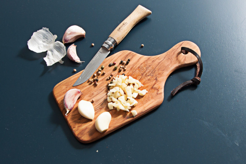 Bérard handmade olive wood chopping board + handle and cord