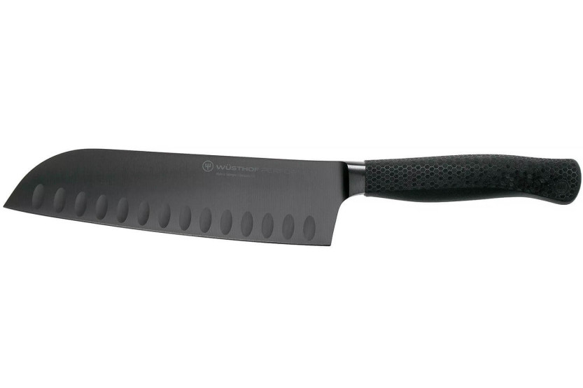 Wusthof Performer santokukniv 17 cm med grantonskærblad med sort anti-ridsebelægning