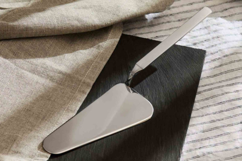 Sformato Alessi Dry da 27 cm in acciaio inox 18/10 con manico satinato disegnato da Achille Castiglioni