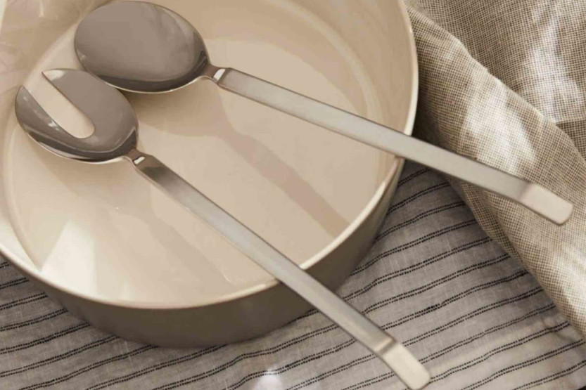 Alessi Dry salatbestik i rustfrit stål 18/10 med håndtag i satinfinish, 30 cm, design af Achille Castiglioni