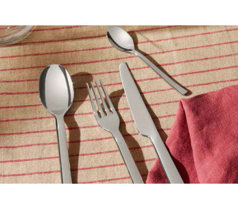 Alessi Ovale 24-paikkainen astiasto 18/10 ruostumattomasta teräksestä, Ronan ja Erwan Bouroullecin suunnittelema. 2