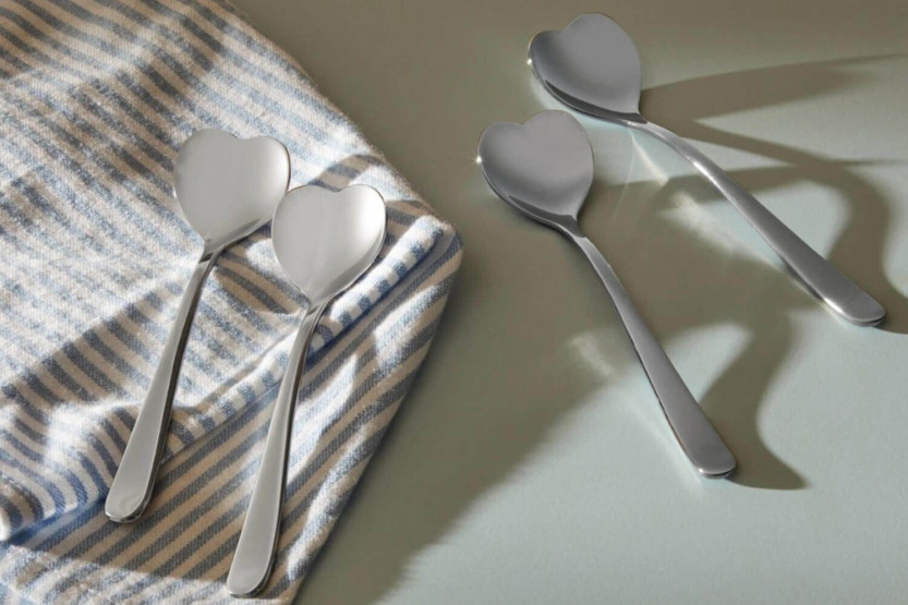 Sett med 4 Alessi Big Love teskjeer 14,5 cm i 18/10 rustfritt stål design av Miriam Mirri