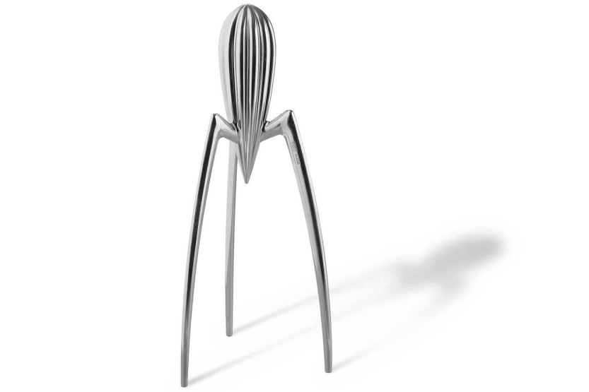 Alessi Juicy Salif -mehustin valettua alumiinia, jonka on suunnitellut Philippe Starck.