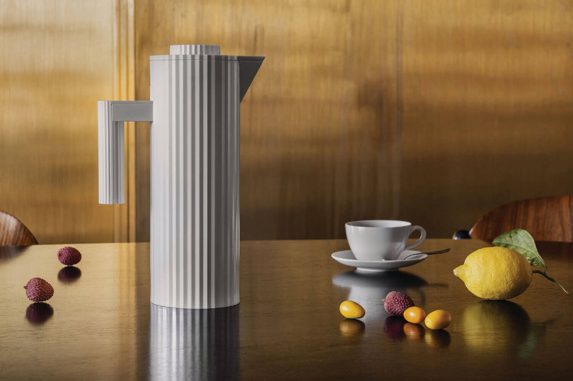 Caraffa isolante a doppia parete Alessi Plissé disegnata da Michele De Lucchi