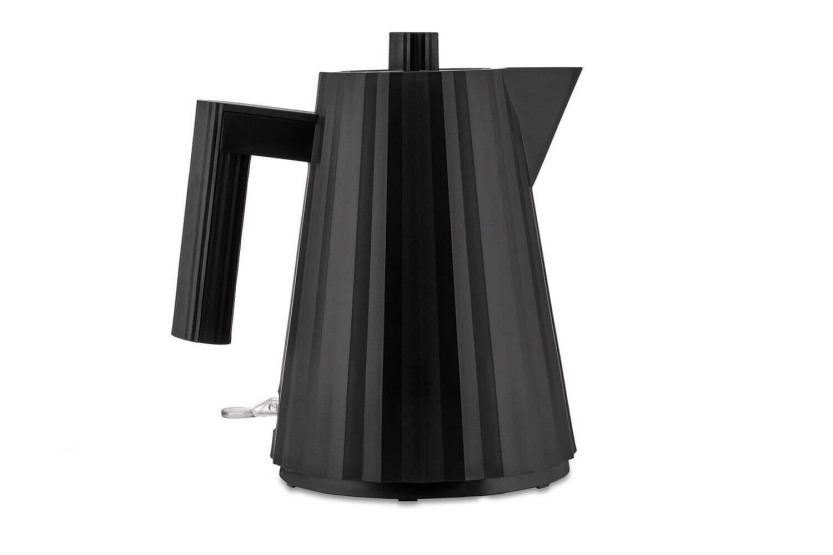 Hervidor eléctrico Alessi Plissé negro diseñado por Michele De Lucchi