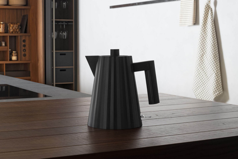 Hervidor eléctrico Alessi Plissé negro diseñado por Michele De Lucchi