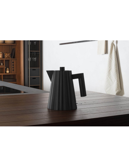 Hervidor eléctrico Alessi Plissé negro diseñado por Michele De Lucchi