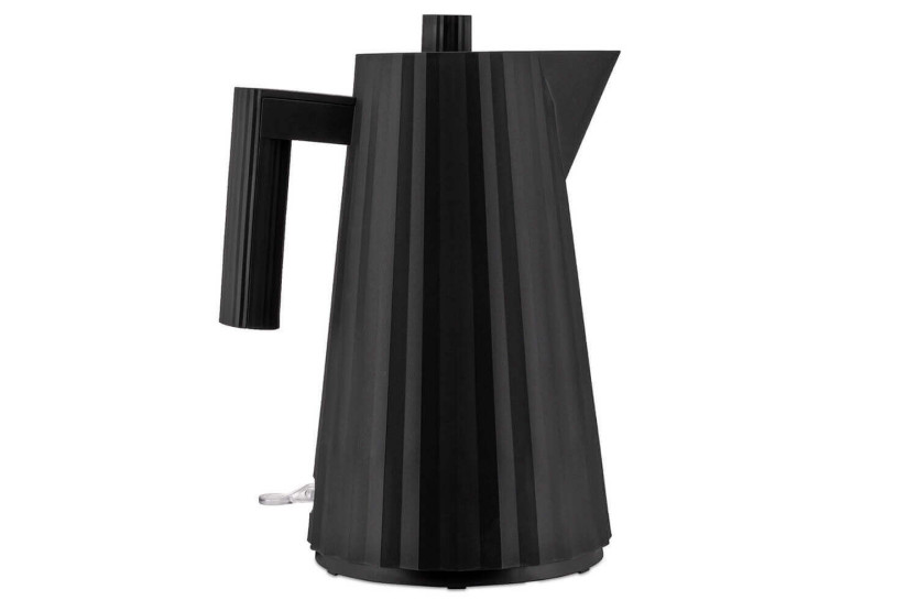 Hervidor eléctrico Alessi Plissé negro diseñado por Michele De Lucchi