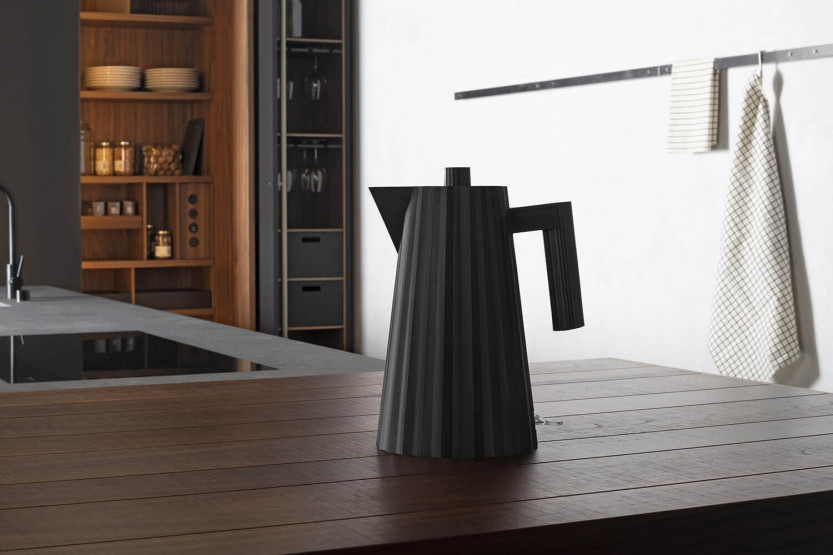 Hervidor eléctrico Alessi Plissé negro diseñado por Michele De Lucchi