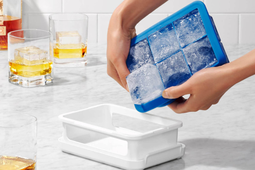 OXO XL silikoninen jääpalamalja kannella - 18.4x13x3.6cm