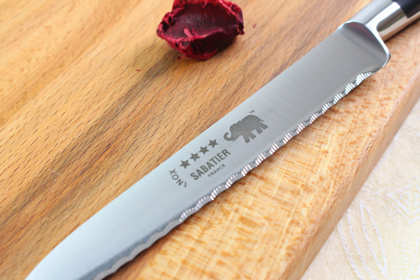 Sabatier Éléphant Idéal Forgé microdenté tomaattiveitsi 13cm musta nailon kahva