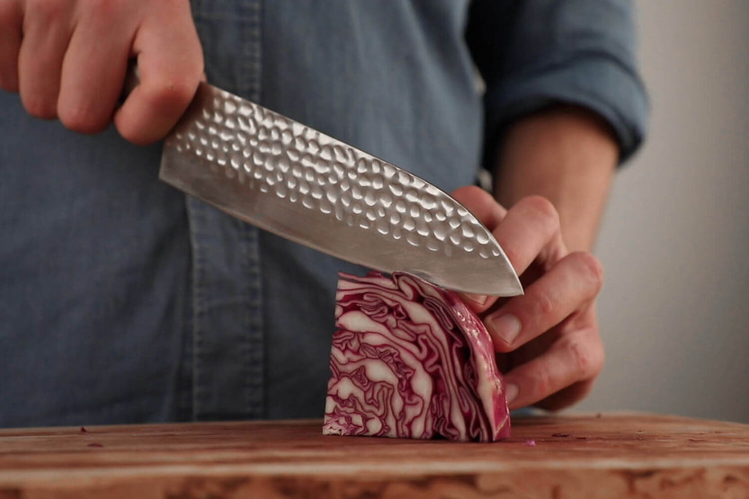 Cuchillo santoku Kotai 18cm hoja martillada mango pakkawood con funda