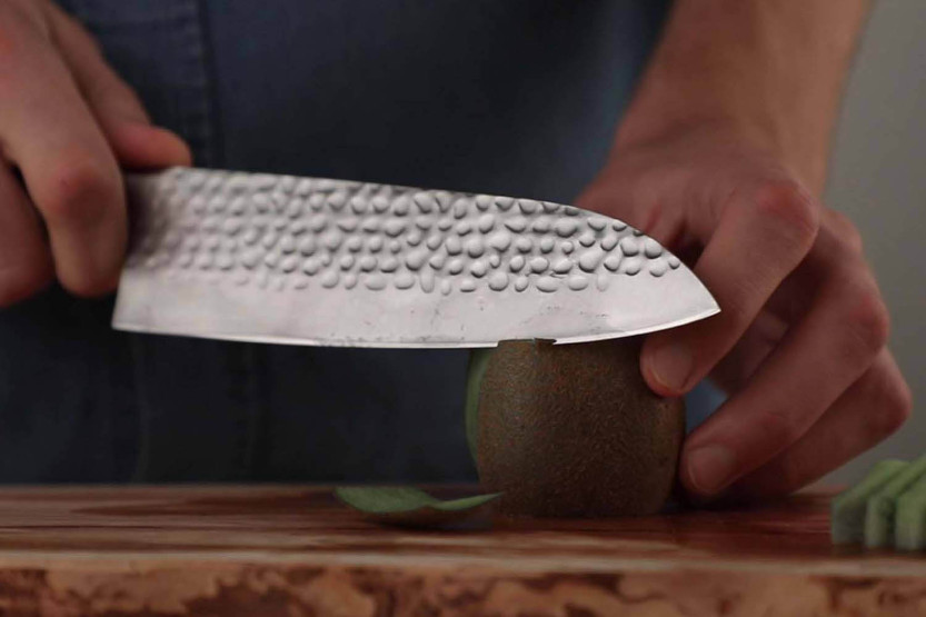Kotai santoku-kniv 18 cm med hamret blad og håndtag i pakkawood med skede