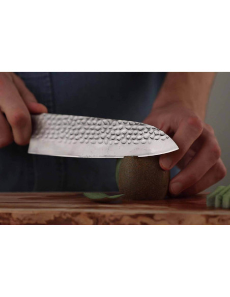coltello santoku Kotai 18 cm con lama martellata e manico in pakkawood con fodero