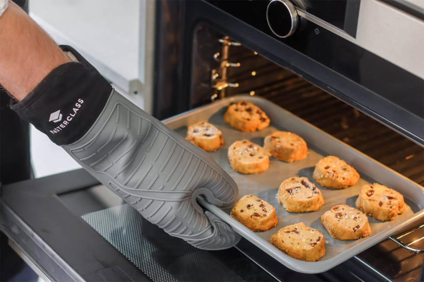 MasterClass grey silicone oven mitt