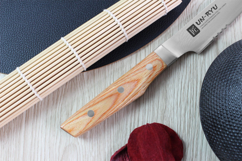 Shimomura Un-Ryu 21 cm japansk brødkniv med 33 lag damask