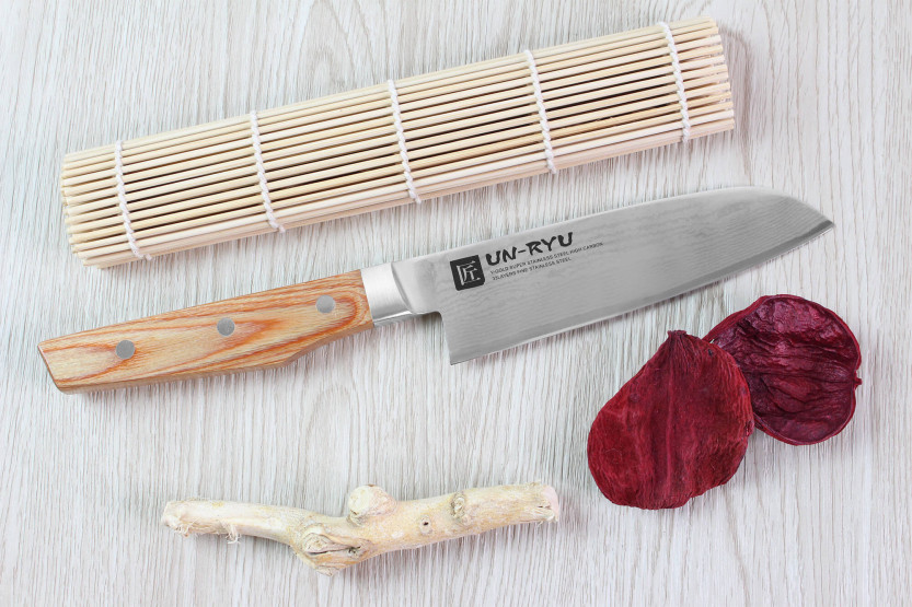 Shimomura Un-Ryu 16cm 33-lagig damascus japans santoku mes