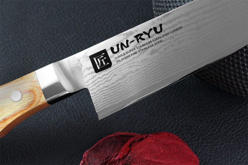 Shimomura Un-Ryu 16cm 33-lagig damascus japans santoku mes