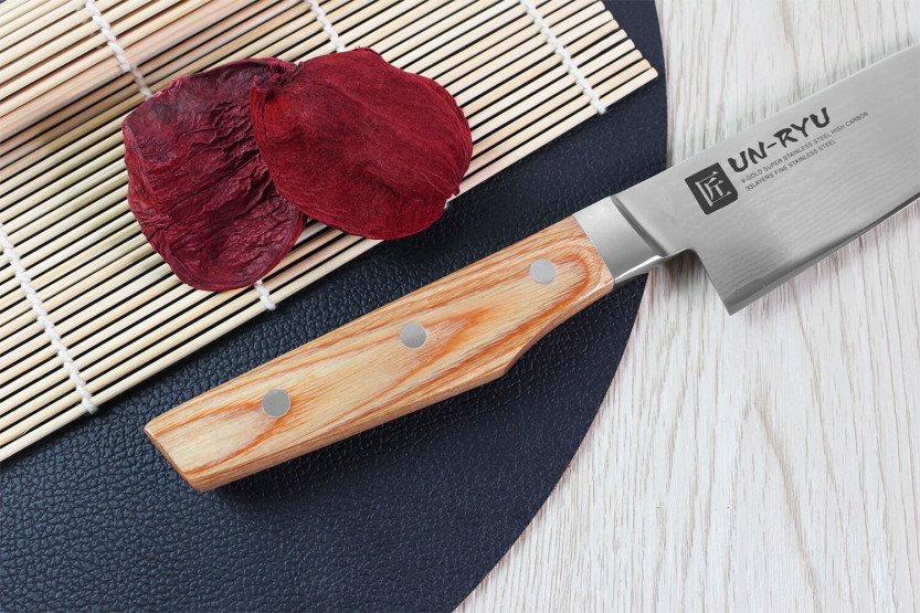 Shimomura Un-Ryu 16cm 33-lagers damaskus japansk santokukniv