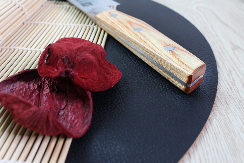 Shimomura Un-Ryu 16cm 33-lagig damascus japans santoku mes
