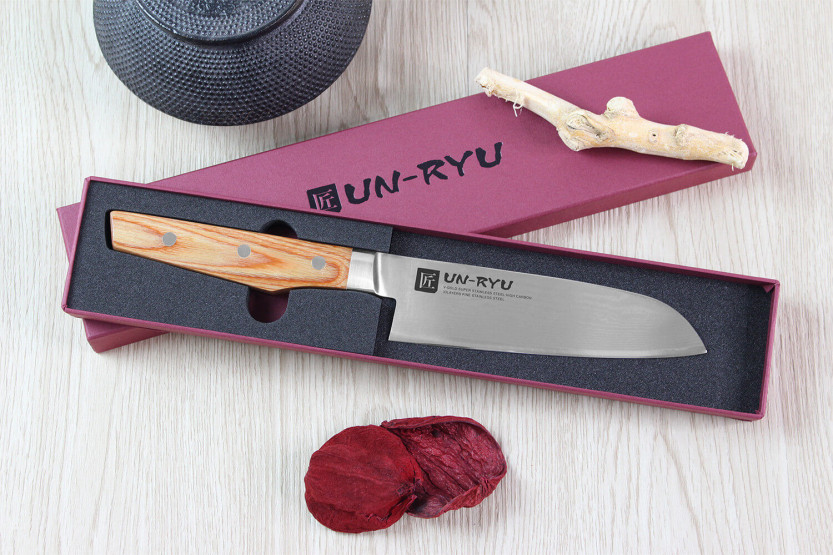 Shimomura Un-Ryu 16cm 33-lagers damaskus japansk santokukniv