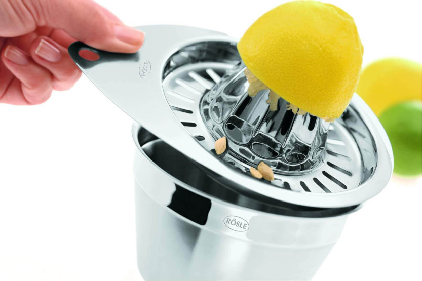 Rösle stainless steel manual lemon squeezer with reservoir