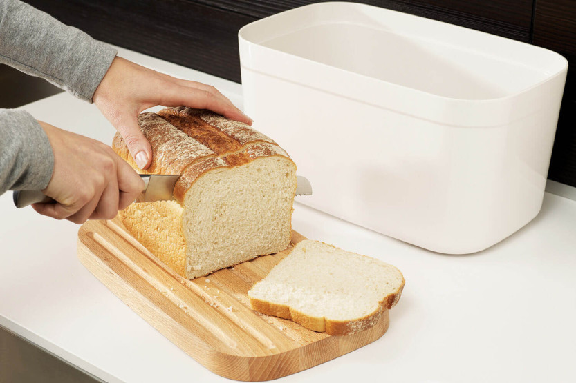 Joseph Joseph Bread Bin scatola per il pane bianca con coperchio reversibile in bambù