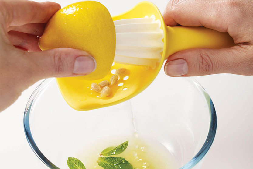 Juicer Joseph Joseph Catcher yellow with seed catcher