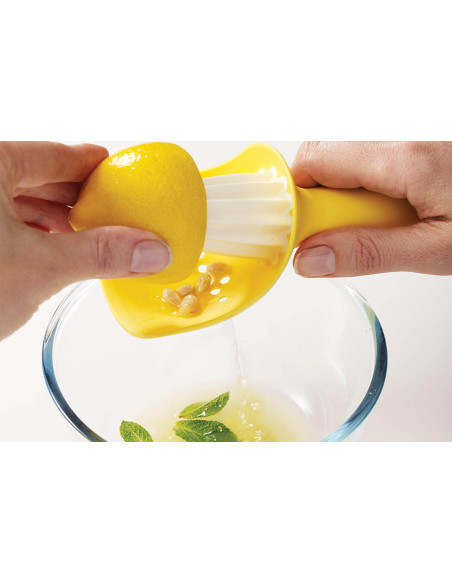 Exprimidor Joseph Joseph Catcher amarillo con recogedor de semillas
