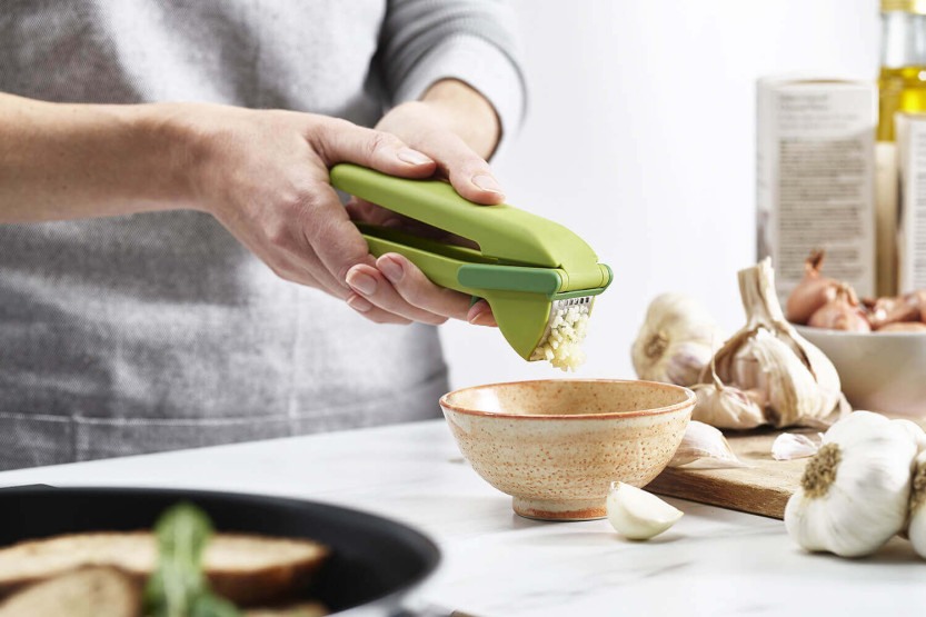 Joseph Joseph CleanForce grön vitlökspress med torkarblad