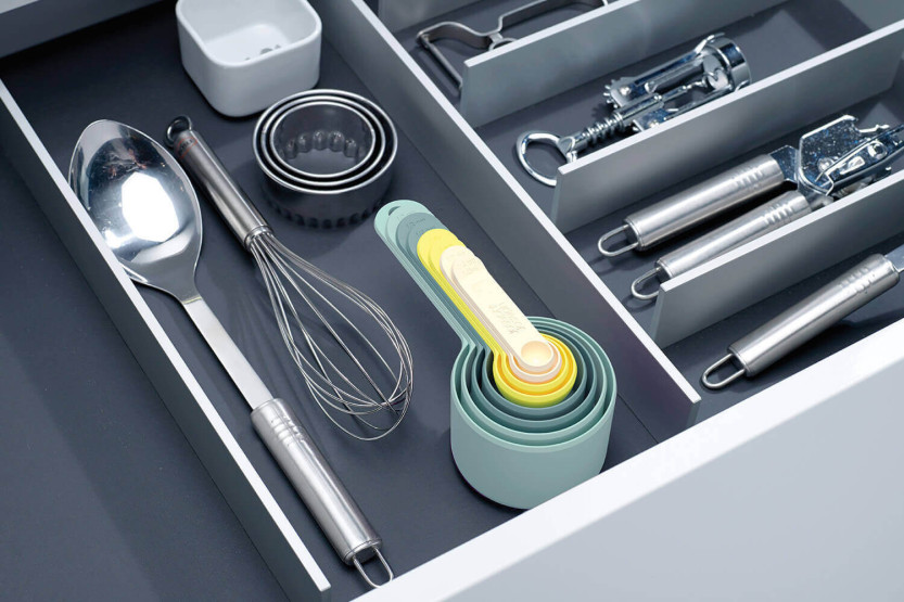 Set aus 8 einsteckbaren Joseph Joseph Nest Measures Opal Küchenmesslöffeln