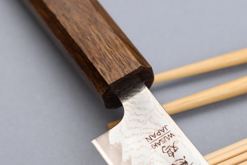 Wusaki Unagi AUS10 Damaskus 15 cm håndlaget japansk universalkniv med eikehåndtak