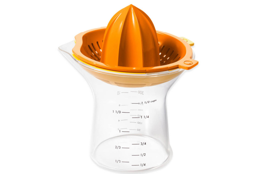 Prensa para cítricos OXO de limón y naranja con recipiente medidor