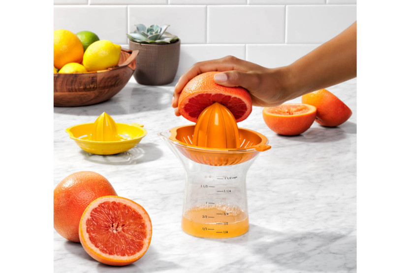 Prensa para cítricos OXO de limón y naranja con recipiente medidor