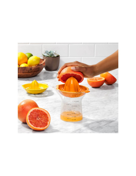 Prensa para cítricos OXO de limón y naranja con recipiente medidor