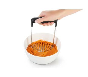 Espremedor de batatas em aço inoxidável da OXO 2