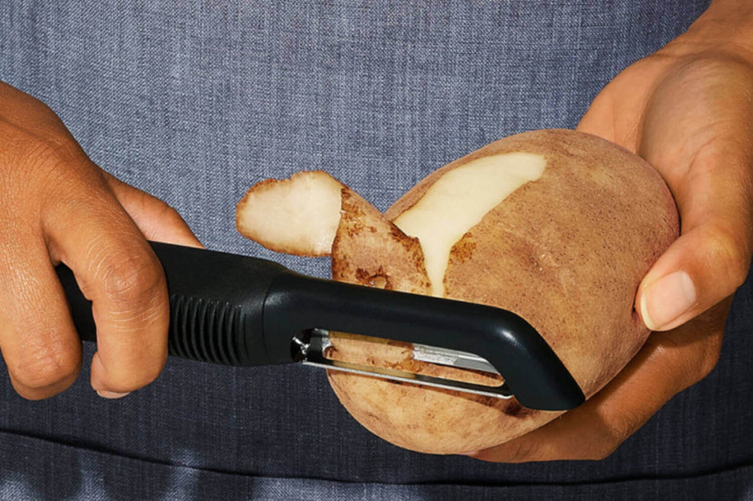 Pelador de verduras oscilante OXO good grips mango negro