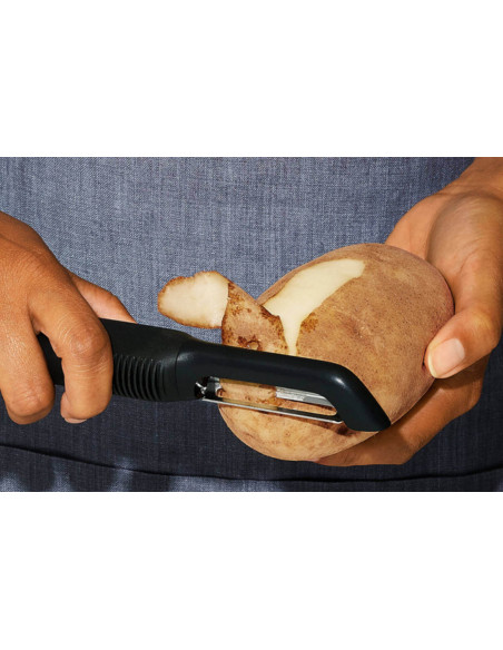 Pelador de verduras oscilante OXO good grips mango negro